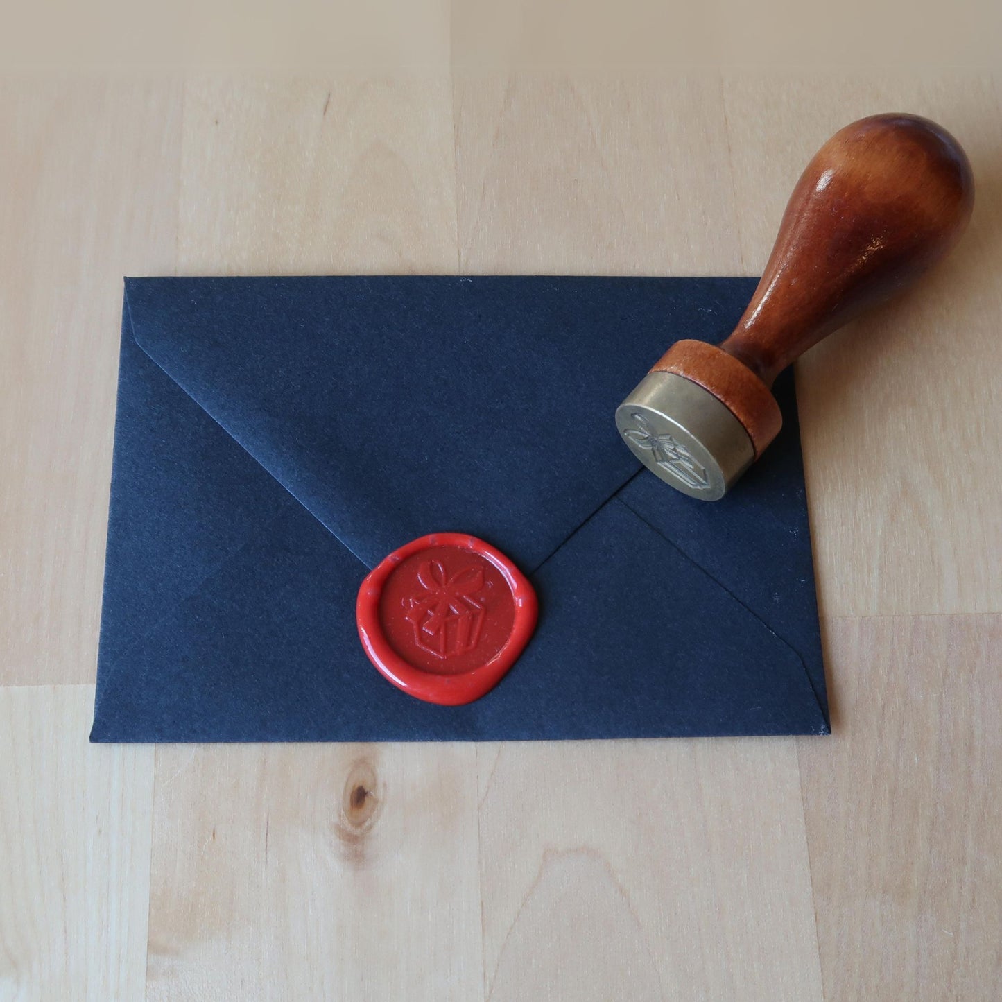 Kuvert förseglat med vaxstämpel